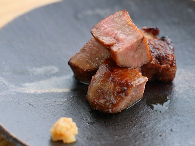 柔らかくてジューシー。素材の旨みをダイレクトに味わう『厚切り特上　タン』