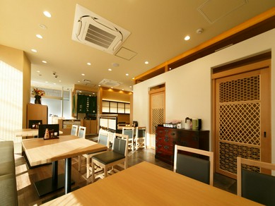 明るい雰囲気の店内