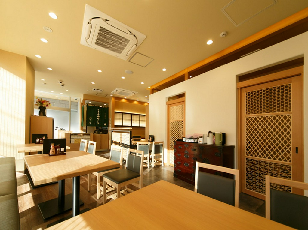 ゆったりとした店内。半個室もあり