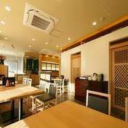 ゆったりと座れる店内、最大10人まで利用できる半個室も用意されています。半個室は2人から利用できることもあり、さまざまな場面で活躍してくれそうです。