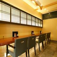 和モダンなイメージで統一された店内。静かな時間が流れます。カウンターもあり、少人数で足を運ぶのもおすすめ。ふたり並んで蕎麦デートというのはいかが。