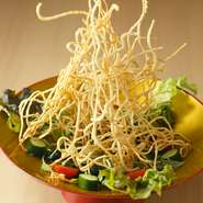 女性が気軽に足を運べる、カジュアルな印象の蕎麦のお店。カラッと揚げた蕎麦をアクセントとした『揚げそばサラダ』や、蕎麦粉でつくる『ざるピザ』といった、蕎麦を使ったユニークな品も女子会にはおすすめです。