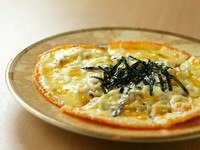 そば粉の生地に、そばとチーズをのせたそば屋のピザ