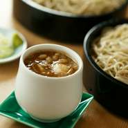 細かく刻んだ鴨肉から出汁へと溶け込む脂の旨み。鴨の風味を蕎麦に絡めて賞味あれ。器も冷めにくいよう小さく分厚めのものを使用するなど、“いかに鴨と蕎麦を楽しんでもらうか”という、技が詰まった逸品です。