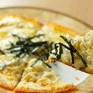 『ざるそば』ならぬ『ざるピザ』は、生地に蕎麦を使用した一品料理。クリスピーな生地を口にすれば、チーズと蕎麦、ふたつの豊かな香りが口いっぱいに広がります。