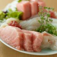 脂ののったまぐろと、新鮮な旬の海の幸による贅沢な盛り合わせ。“1つひとつをじっくり楽しんでもらいたい”という、オーナーの想いから食べ応えのある厚切りカットにこだわっています。