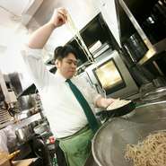 何よりもまずは接客を大切にしているという鈴木オーナー。美味しい料理を届けることと同じように、接客という形でゲストへ幸せを届けることも大切なサービスと考えています。