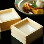 『揚げ出し豆富』『冷奴』など豆富料理に使用する豆乳の素材として、北海道の大豆「トヨマサリ」を使用。甘みが強く、豊かな豆の風味を存分に感じられる濃厚さが特徴です。