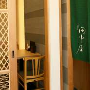 店内には半個室も完備。プライベートな空間は2人から案内可能です。半個室については事前予約も可能なため、利用したい場合は電話でのご相談がおすすめです。