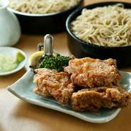 「甲州健味どり」の空揚げが4つ付き、食べ応えたっぷりの『鶏の空揚げせいろ』。アツアツでジューシーな揚げたての空揚げは、主に男性客に好評なようです。