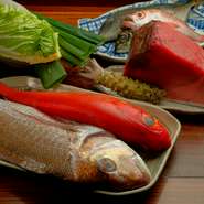 「肉」「魚」「野菜」いずれもこだわりの食材を市場から毎日入荷