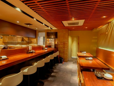 ゆったりと過ごせる落ち着いた店内。アットホームに食事を満喫