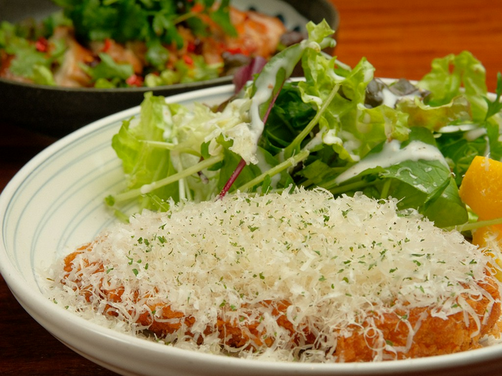 こだわり抜いた食材を使用。贅沢な味わいを満喫する『肉料理』