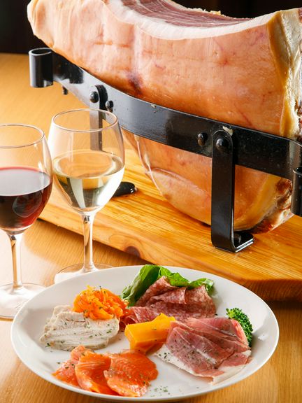 ひとりで訪れても食べやすいように、前菜セットなども提供