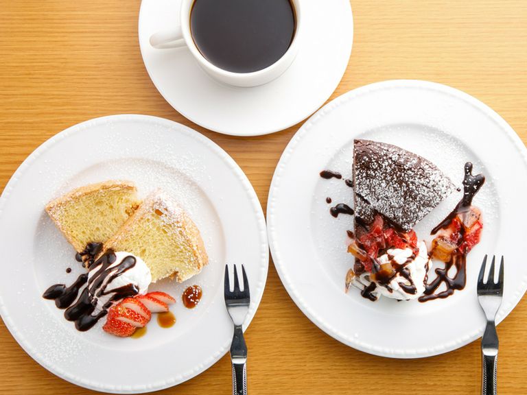 サイフォン式のコーヒーと甘いスイーツでカフェタイムを