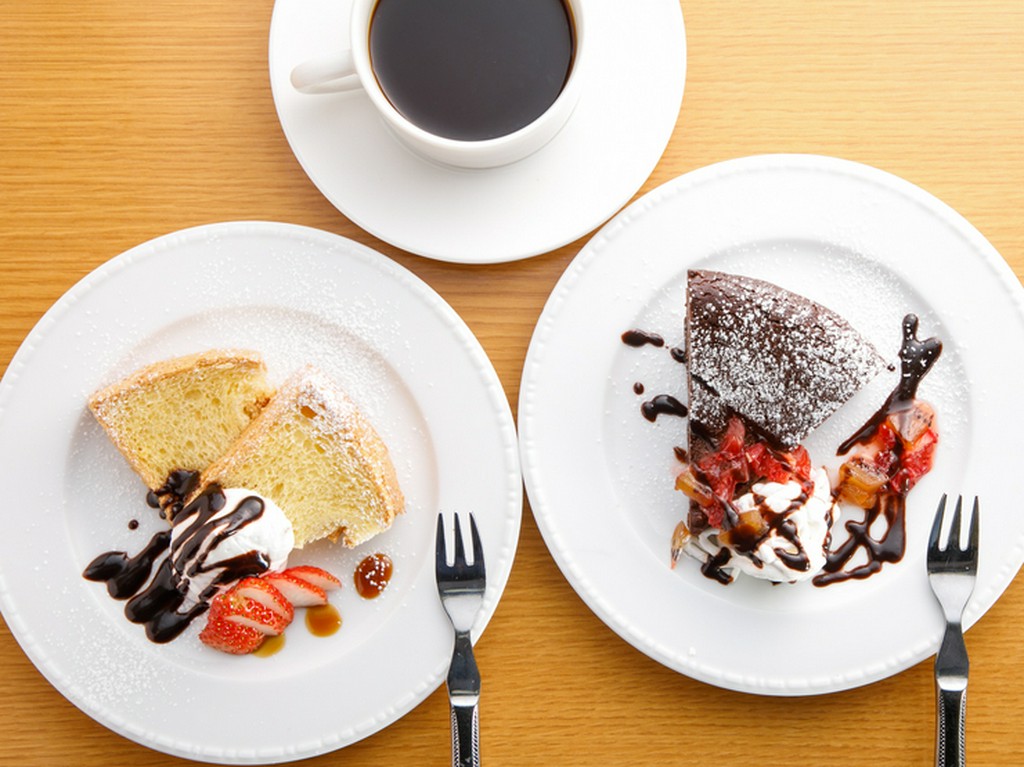 サイフォン式のコーヒーと甘いスイーツでカフェタイムを