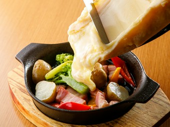 トロトロにとろけたラクレットチーズをたっぷりかけていただく『ベーコンと野菜』