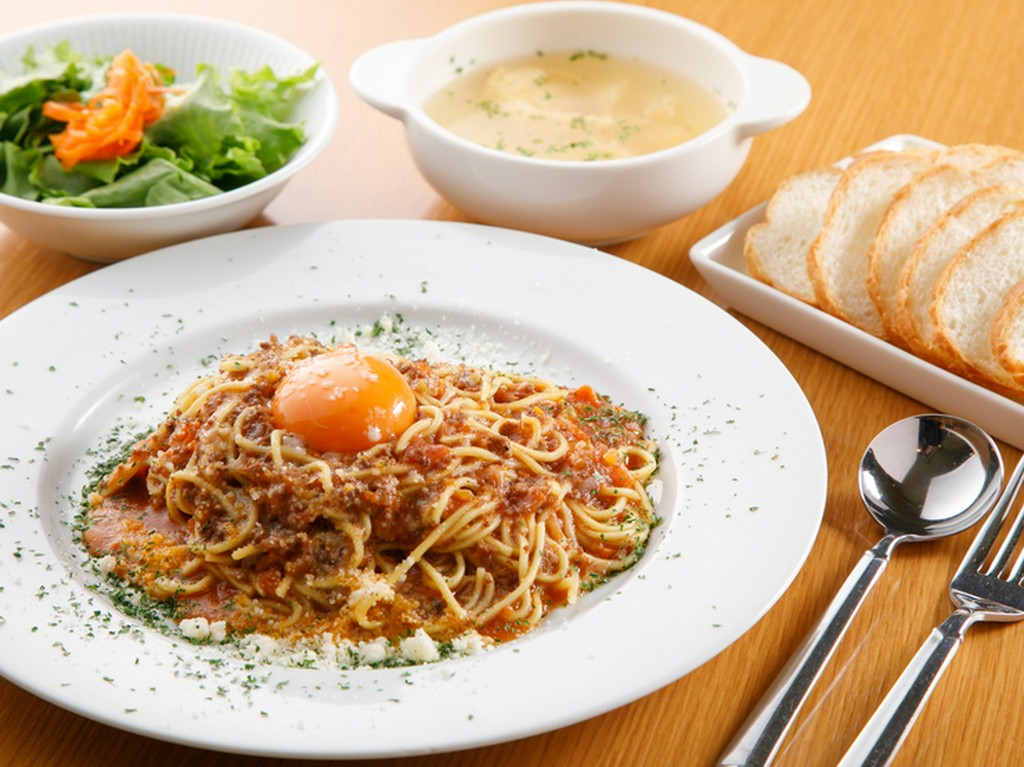 日替わり、パスタ、ハンバーグなどメニューも豊富なランチタイム