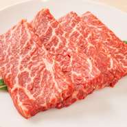 オーナーこだわりの飛騨牛などブランド牛も数多く仕入れ。一頭買いなので良い肉でもリーズナブルに提供されています。良質のリブロースを厚切りで味わうことができます。