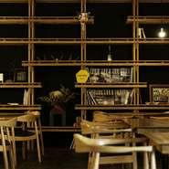 一人でも気軽に入りやすい、開放的な雰囲気の店