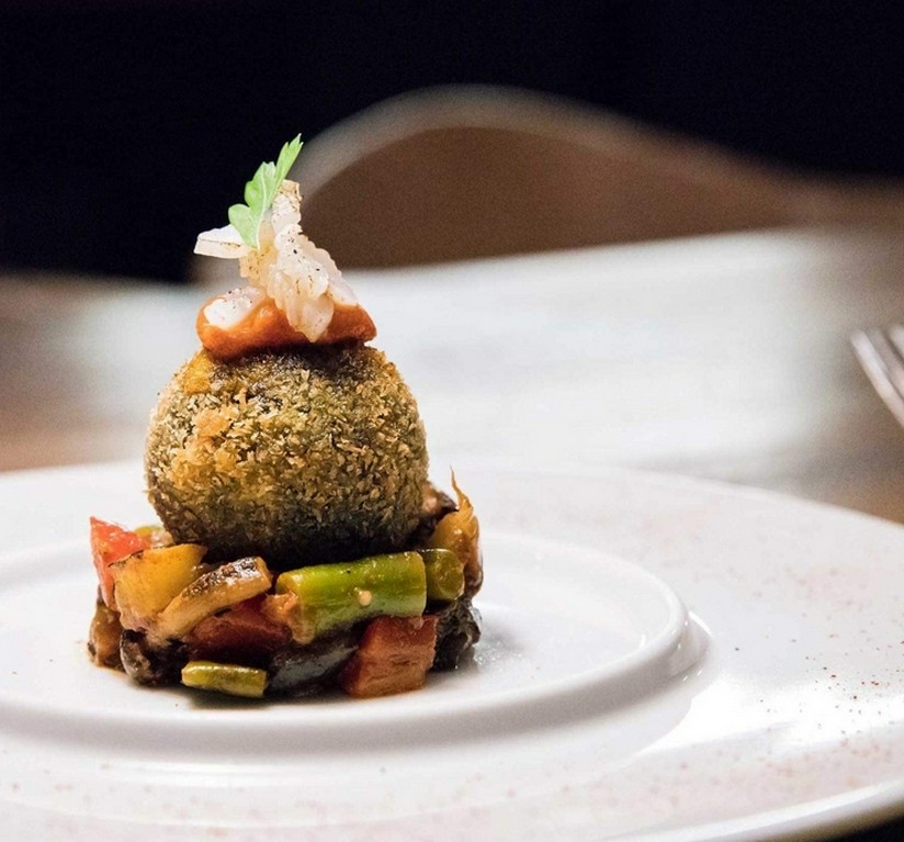 塩雲丹を詰めた イカスミライスコロッケ 軽く炙った地物アオリイカを添えて