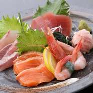 旬を大切にした仕入れで変わる、新鮮な魚介を堪能できる一皿。素材の美味しさを引き出す包丁さばきで、様々な食感や脂の旨みを楽しめます。人数や予算に合わせて5種類盛り合わせをオーダーできます。