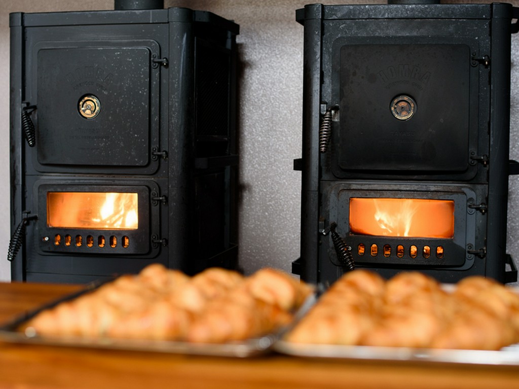 美味しい料理を仕上げるために欠かせない、2台の薪オーブン