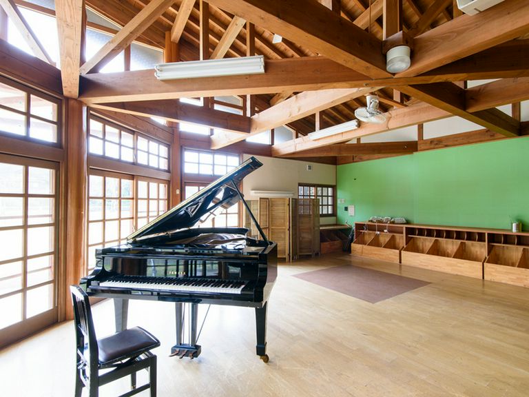 陽が差し込む広いホールに置かれたグランドピアノの存在感