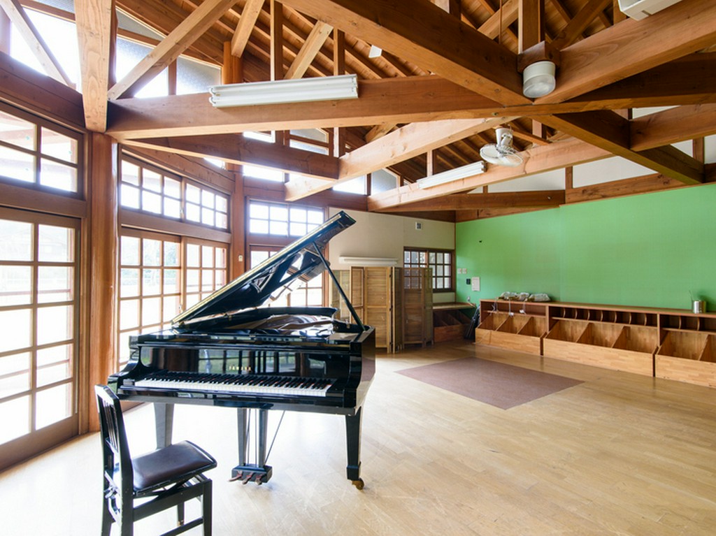 陽が差し込む広いホールに置かれたグランドピアノの存在感