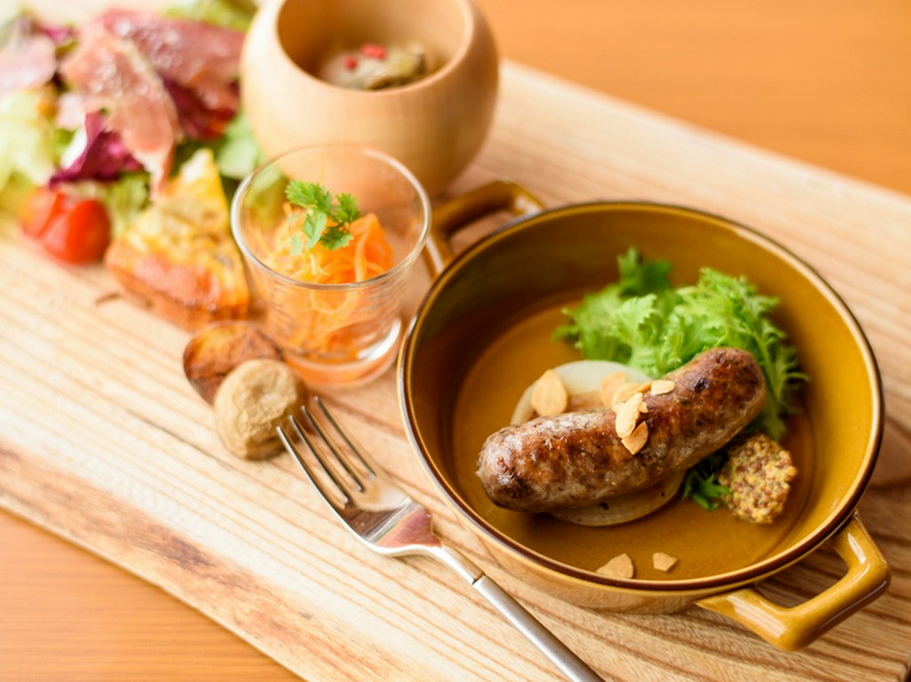 ソーセージや生ハムなど、こだわりの自家製シャルキュトリー