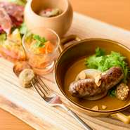 ソーセージには、石川県能登豚を使用。完成まで2年ほどかけた生ハムは秋田県八幡平ポークを使用するなど、同じ豚肉を使ったシャルキュトリーでも、つくる内容によって使用する食材も変えています。