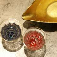 高岡の伝統工芸品である美しい器や、錫や螺鈿ガラスの盃など、こだわりの器でいただく日本酒やワインは格別な美味しさ。アルコールが苦手な人には赤紫蘇ドリンクなども用意されていています。
