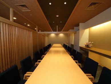 大・小様々な個室をご用意しております。