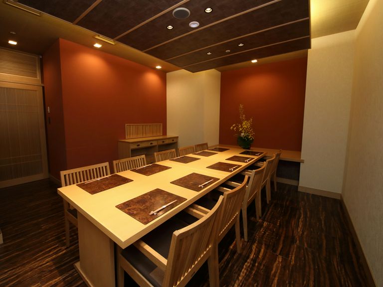 木の温もりを感じる心地良い空間で、ゆったりとした時間を