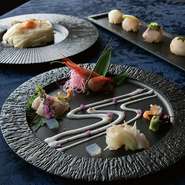 京料理を主軸とした会席コース。日本料理の醍醐味でもある、美しさや季節感、四季折々の食材に重きを置いた一皿を堪能できます。富山ならではの食材も十分に活かした、味わい深く、華やかな日本料理に大満足。