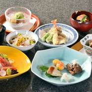 京料理を主軸とした会席コース。日本料理の醍醐味でもある、美しさや季節感、四季折々の食材に重きを置いた一皿を堪能できます。富山ならではの食材も十分に活かした、味わい深く、華やかな日本料理に大満足。