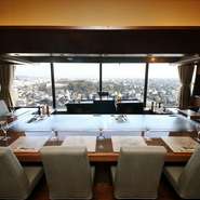 はるか向こうに続くのは、立山連峰の稜線。眼下には、豊かな緑と高岡の風景が広がります。14階から街の景色を一望できるという、この贅沢。美味しい料理と共に、至福のひとときを過ごせます。