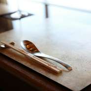 料理が出来上がるまでの間、ひとしきりお喋りを楽しみましょうか。目の前で披露されるシェフの技、銅板のテーブルマットに使われた高岡の伝統工芸についてなど、話題に困ることはありません。