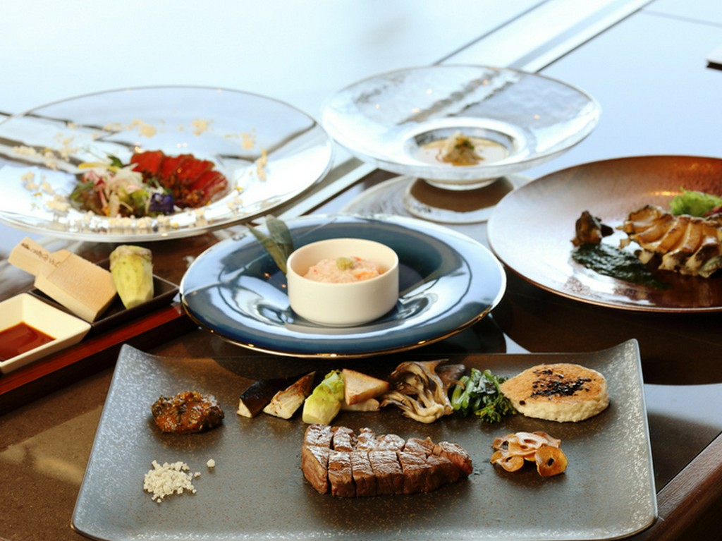 女子会を華やかに縁取るのは、カウンターでの優雅な時間