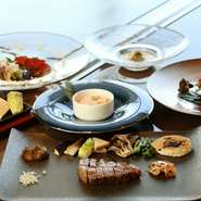 頑張っている女性たちにエールを贈りたい。たまには自分たちへのご褒美として、リッチな女子会を開いてみませんか？　黒毛和牛や鮑、蟹や本鮪など山の幸と海の幸でテーブルを埋め尽くしましょう。