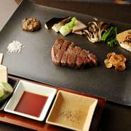 肉汁が詰まったステーキは、【さくら】のメイン料理。主役のステーキを引き立たせるため、青森県産ニンニクチップ、自家製のタレや味噌など肉の味を最大限まで引き出すための名脇役も揃えています。