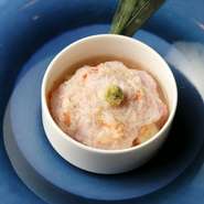 その日獲れた富山湾の鮮魚を使った一品。白身魚のほぐし身とすり身を合わせ、その上にすりおろした赤カブをのせてから鉄板で蒸し上げています。蟹の餡をかけ、山葵を添えからてお召し上がりいただきます。