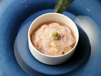 その日獲れた富山湾の鮮魚を使った一品。白身魚のほぐし身とすり身を合わせ、その上にすりおろした赤カブをのせてから鉄板で蒸し上げています。蟹の餡をかけ、山葵を添えからてお召し上がりいただきます。