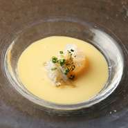 豆腐は豆乳とにがりを冷やして固め、プリンの様な滑らかな食感を生み出しています。富山の白海老と広島産生しらすで、旨みをプラス。特製だしで、豆腐の味も引き立たせています。
