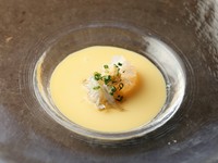 豆腐は豆乳とにがりを冷やして固め、プリンの様な滑らかな食感を生み出しています。富山の白海老と広島産生しらすで、旨みをプラス。特製だしで、豆腐の味も引き立たせています。
