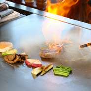 単に食材を調理するだけでなく、ライブ感が美味しさへと繋がる鉄板焼き。もちろん、ステーキの漬けダレなどには飽きない工夫もなされています。美味しい料理を提供するため、シェフは日々の勉強を怠りません。