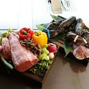 信頼のおける精肉店より取り寄せる質の良い牛肉。富山湾で水揚げされる新鮮な魚介に加え、全国各地から届けられる厳選された鮮魚。富山の新ブランド米「富富富」を使用するなど、食材選びに余念がありません。