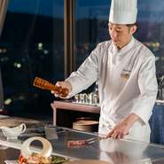 シェフは、常に自らの所作に気を配ります。特に指先や手の動きなどには、神経を研ぎ澄ませています。また、一人ひとり会話も楽しんでいただくために笑顔や言葉の選び方にも気を付けています。