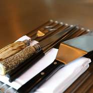 料理が出来上がるまでの過程や手さばきなども楽しんでもらうため、使用する道具の手入れにもこだわっています。素材の美味しさをきちんと伝えられるようにと、シェフはプレゼンも大切にしています。