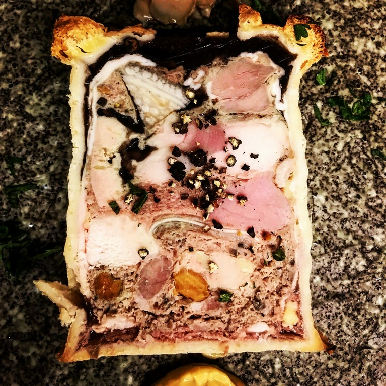 自家製の生地でパテを包み焼き上げた、伝統的なフレンチの前菜『パテ　アンクルート』